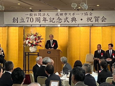 祝辞を述べる様子