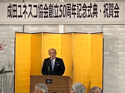 祝辞を述べる様子