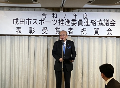 祝辞を述べる様子