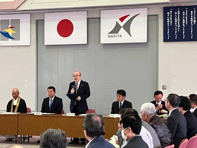 挨拶を述べる様子