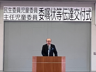 交付式で挨拶を述べる様子