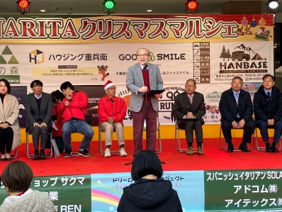 挨拶を述べる様子