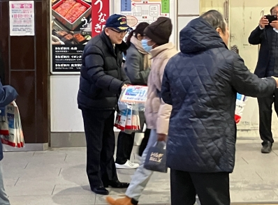 啓発物資を配る様子