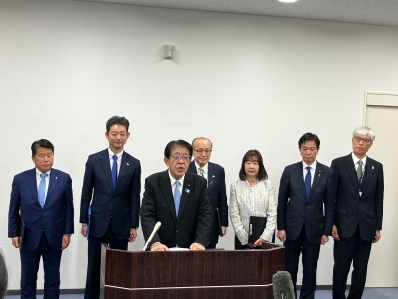 ぶら下がり取材に対応する様子