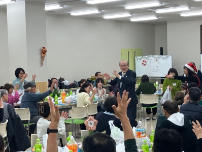 参加者とレクを楽しむ様子