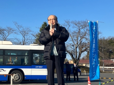 挨拶を述べる様子