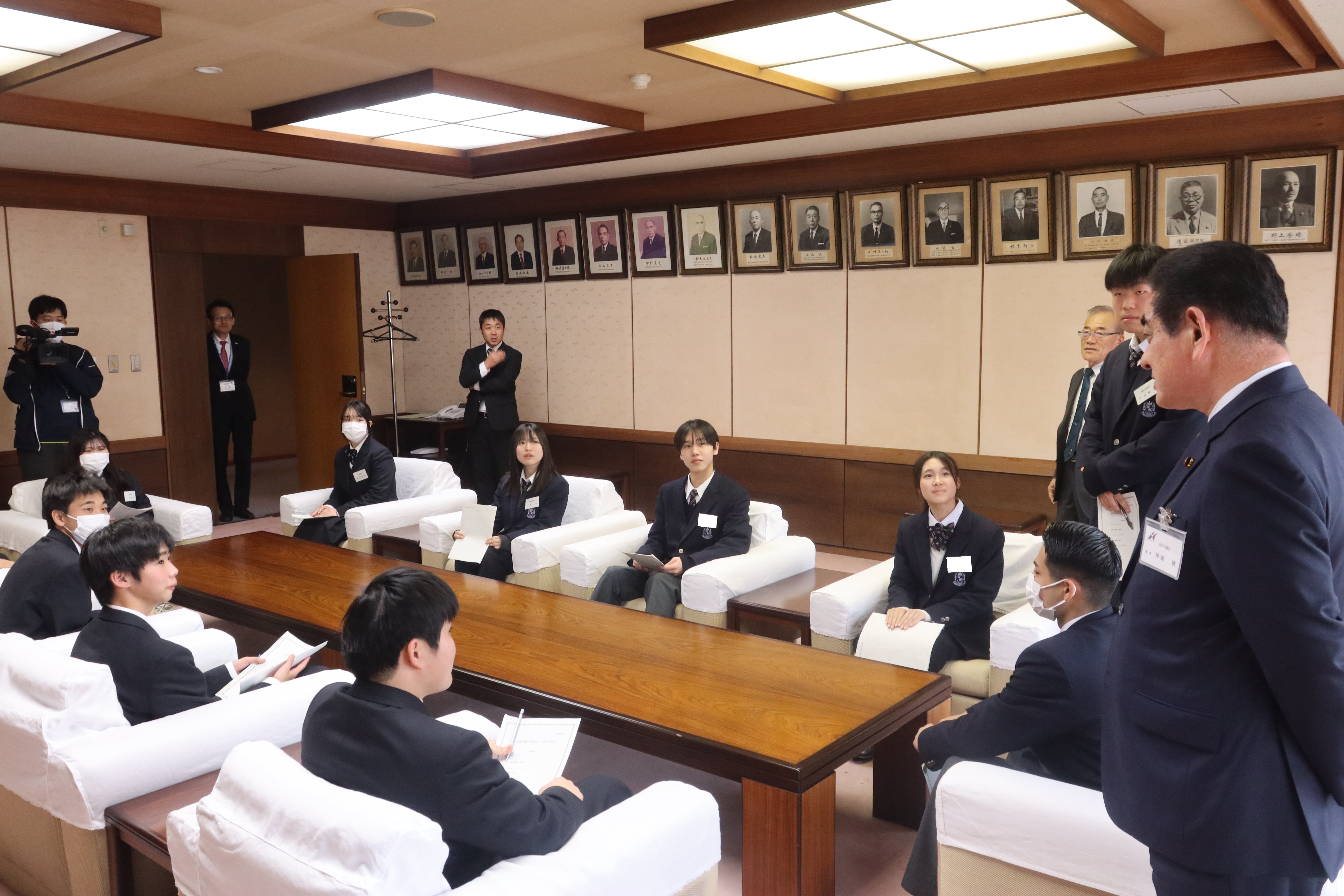 正副議長室を見学する高校生