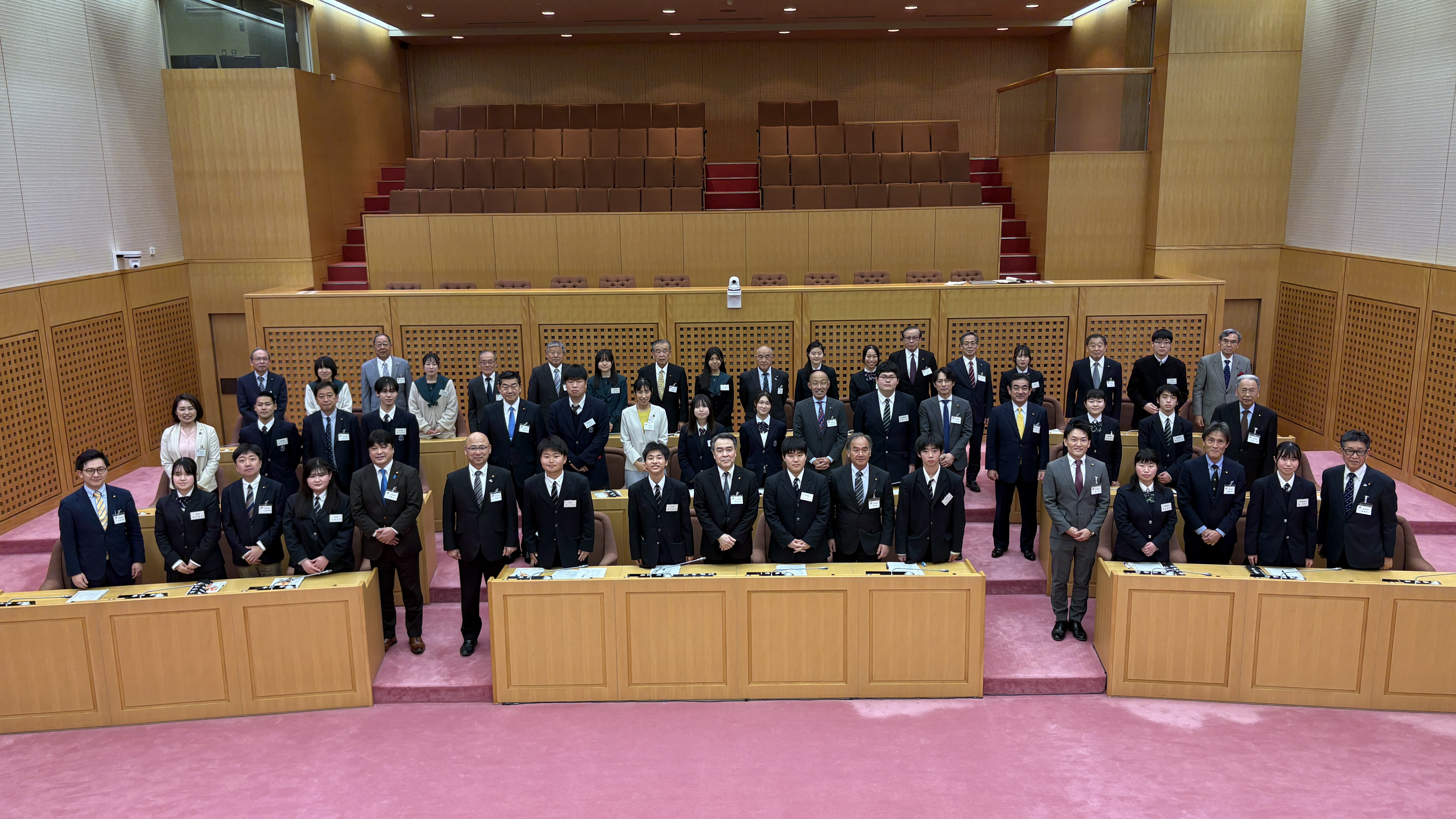 議員と高校生の集合写真