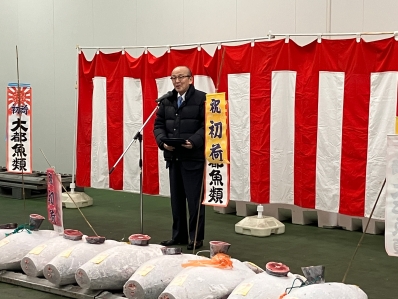 挨拶を述べる様子