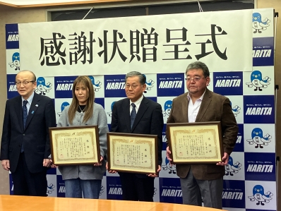 記念撮影を行う様子