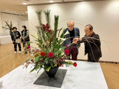 華道作品の説明を受ける様子