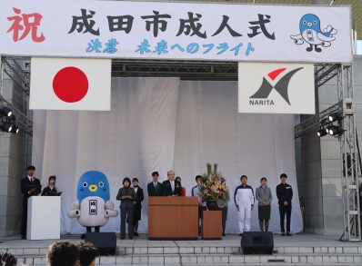 挨拶を述べる様子