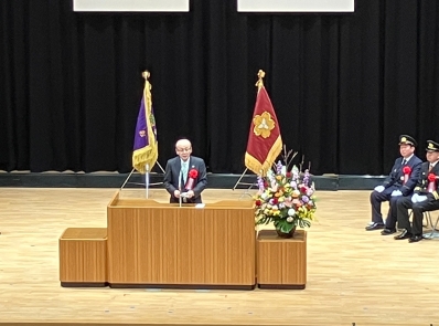 挨拶を述べる様子