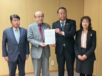 要望書を手に記念撮影を行う様子