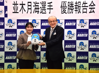 並木選手と記念撮影を行う様子