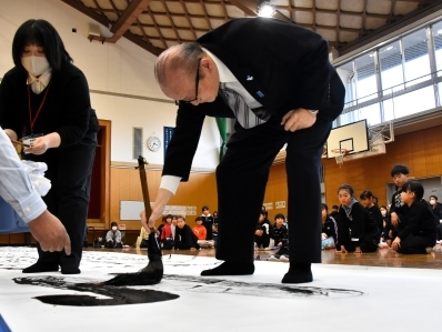 特大半紙に書く様子
