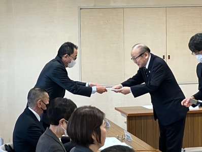 選任状を渡す様子