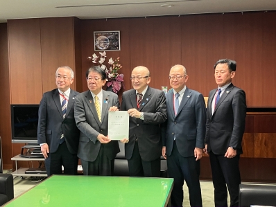 要望書を手に記念撮影を行う様子