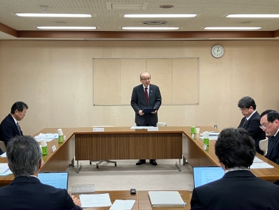 挨拶を述べる様子