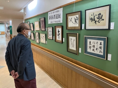 作品を鑑賞する様子