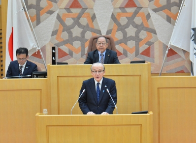 挨拶を述べる様子