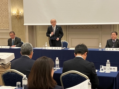 挨拶を述べる様子