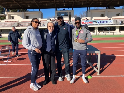 アメリカ講師陣と記念撮影を行う様子