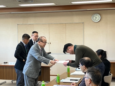 委嘱状を手渡す様子