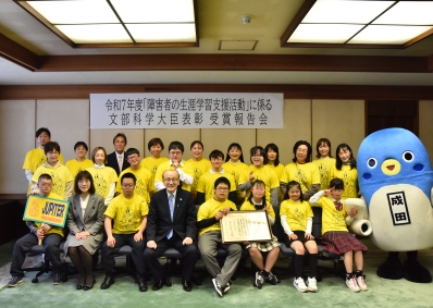 参加者と記念撮影を行う様子