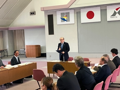 挨拶を述べる様子