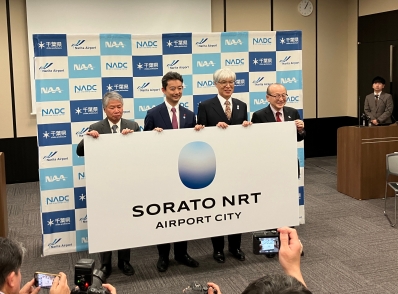 ブランドデザインのパネルを手に記念撮影を行う様子