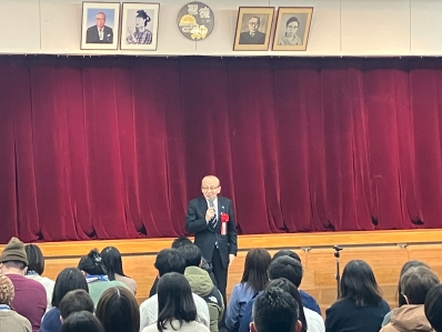 挨拶を述べる様子