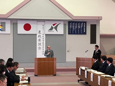 挨拶を述べる様子