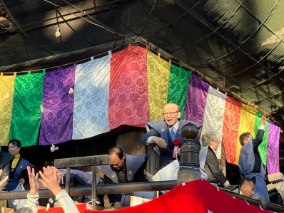 宗吾霊堂で豆を投げる様子