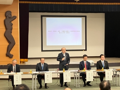 挨拶を述べる様子