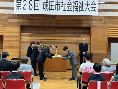 賞状を渡す様子