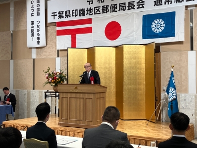 挨拶を述べる様子