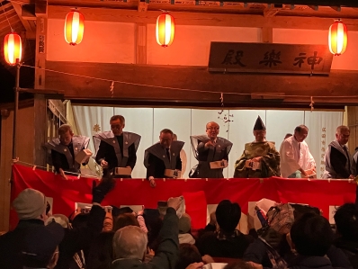 麻賀多神社で豆を投げる様子