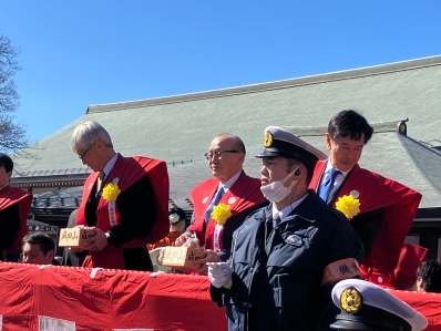 新勝寺の花道に立つ様子