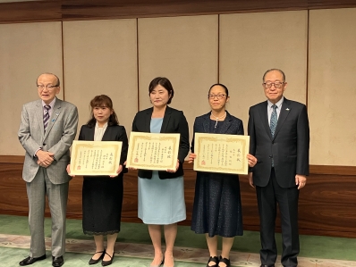 受賞者と記念撮影を行う様子