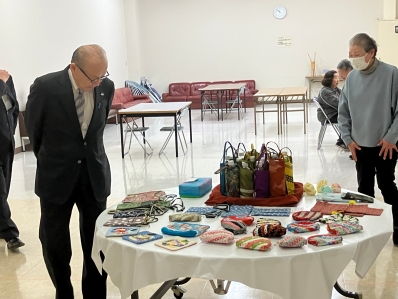 展示作品を鑑賞する様子