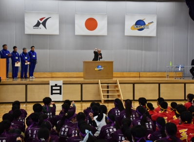 拳を突き上げて激励する様子