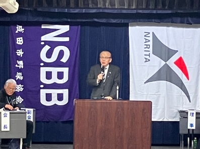 挨拶を述べる様子