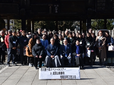 團十郎丈らと記念撮影を行う様子