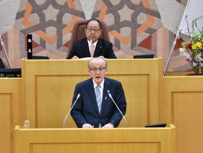 施政方針を述べる様子