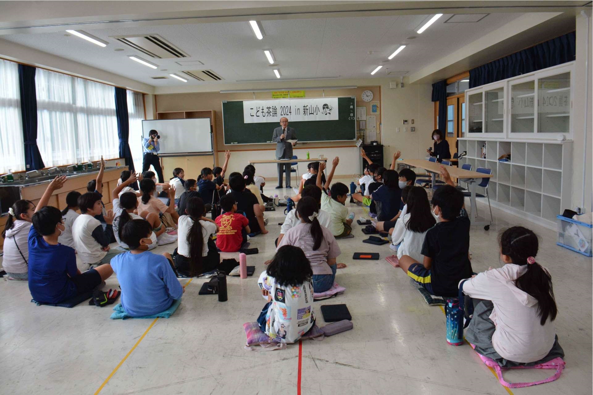 楽しく談笑する児童たち