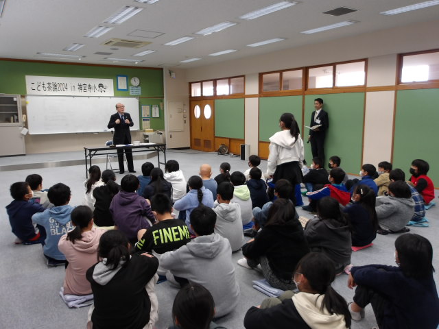 楽しく対談する児童たち