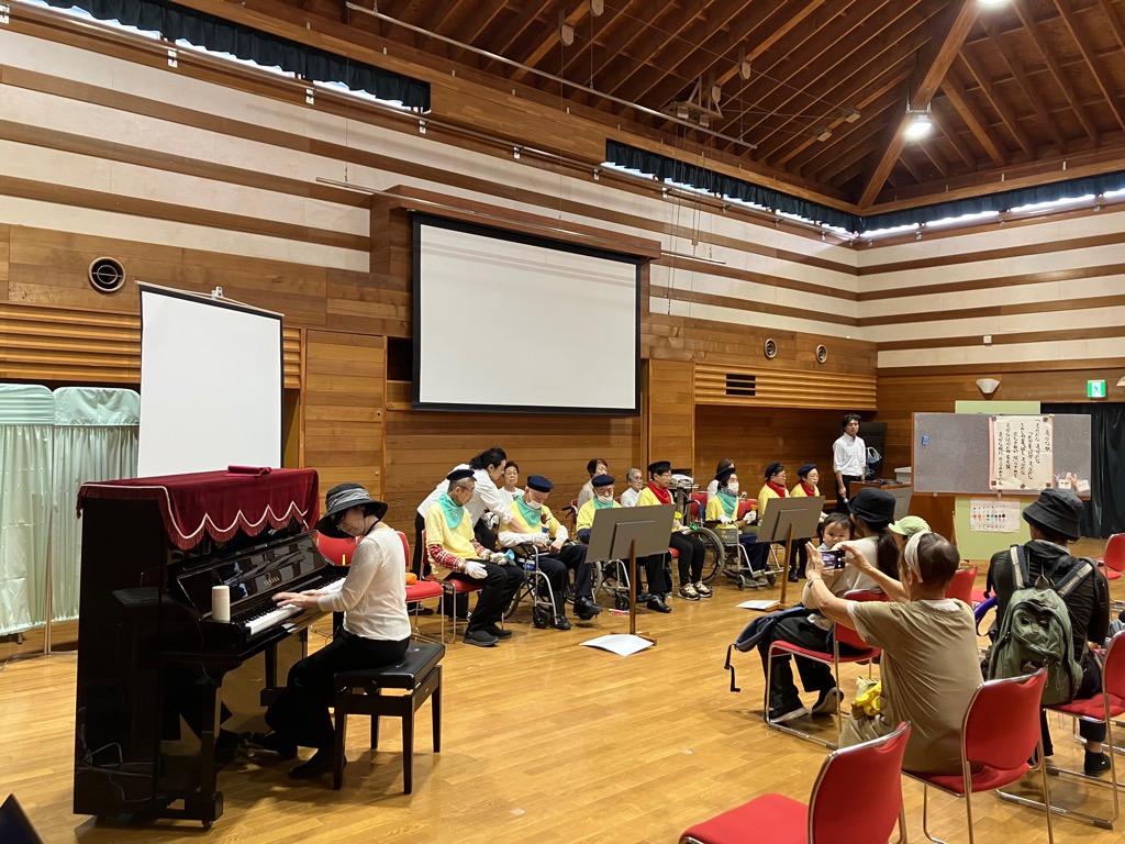 活動の様子2（健康・福祉まつり（ハンドベル発表））