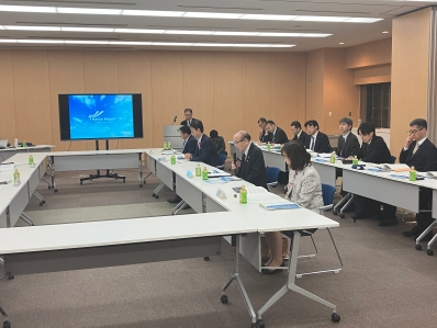 意見を述べる様子