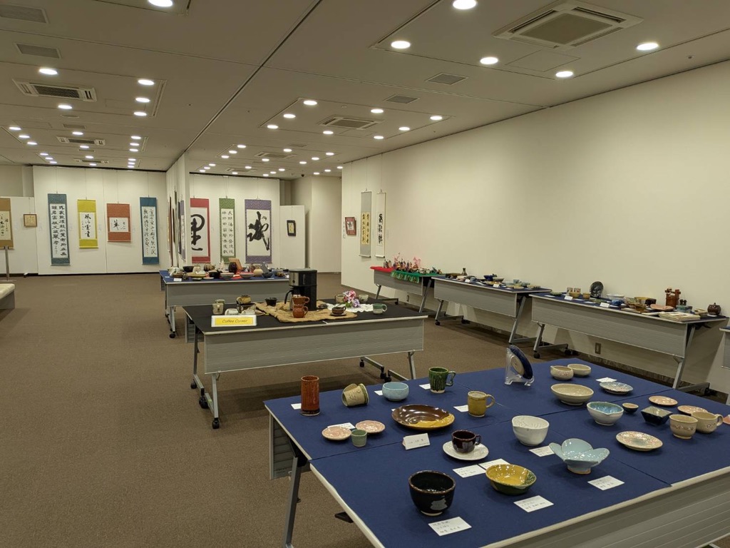書道・陶芸の作品が展示されています。